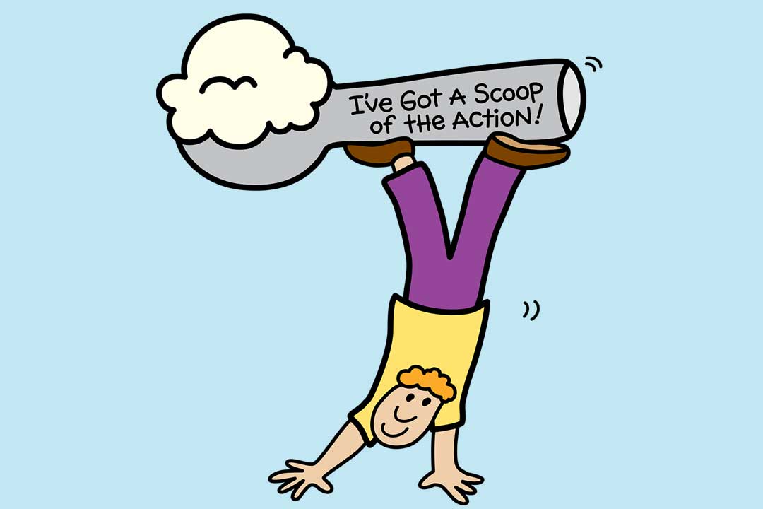 Mand står på hænder og holder en iskugle med benene