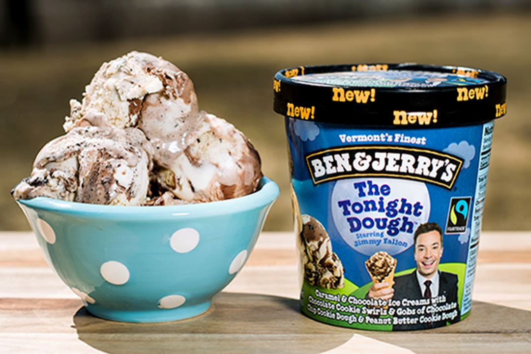 En skål med The Tonight Dough sammen med en halvlitersbøtte med samme smag